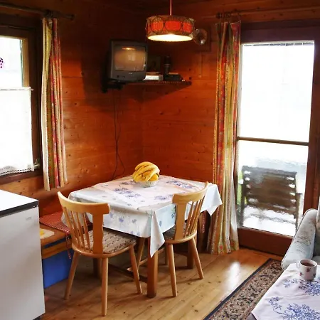 Peaceful Chalet In With Mountain View בקתה